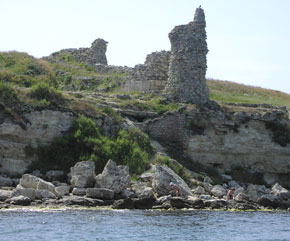 Современное состояние башни 1, вид с моря, с севера (октябрь 2007 г.)