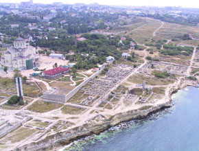 Вид на северный берег и западную часть городища (аэрофото 2003 г.)